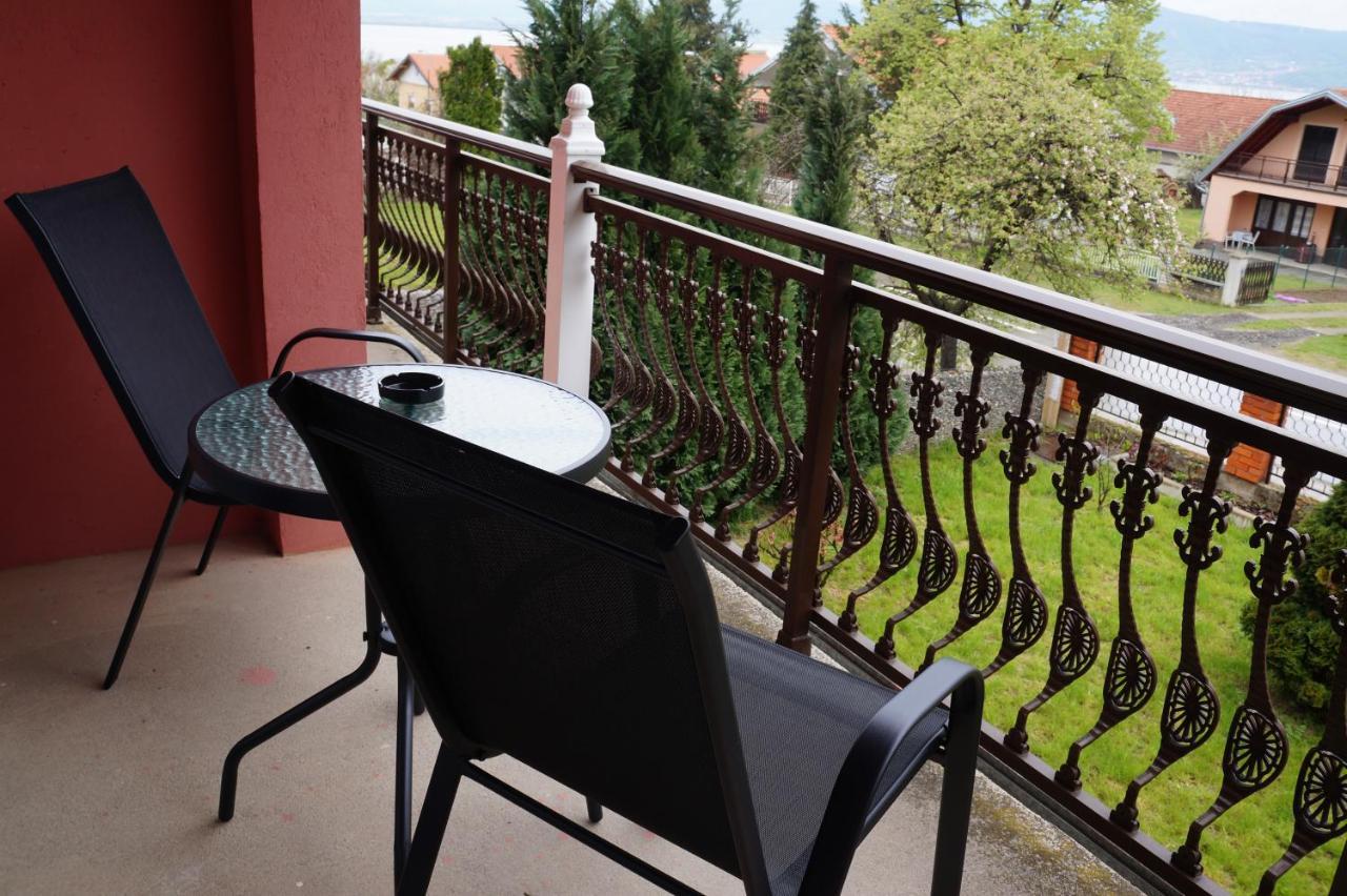Guest House Lona Golubac Extérieur photo